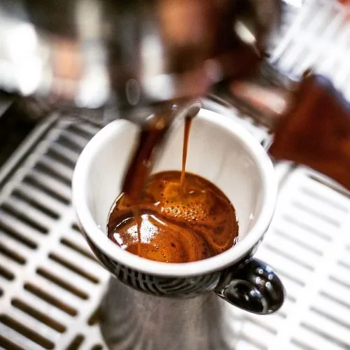 barista kézzel méri a kávét precíziós mérlegen